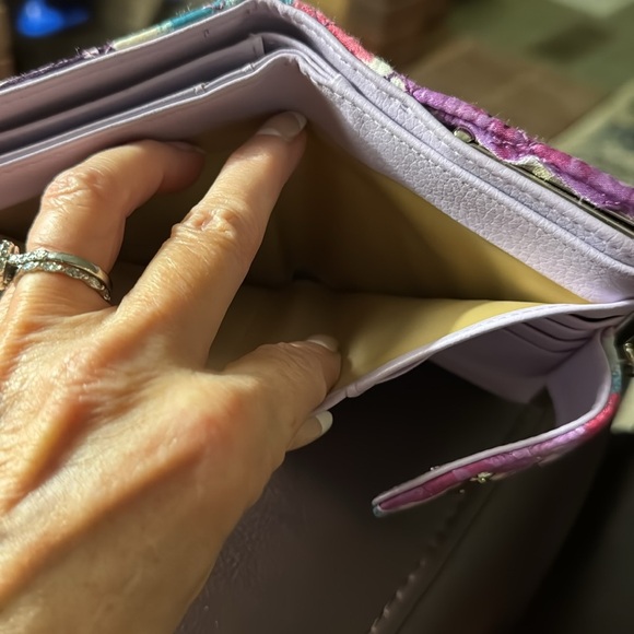 Buxton Bi-Fold Women’s Wallet quilted floral double bills and card section - Picture 7 of 10